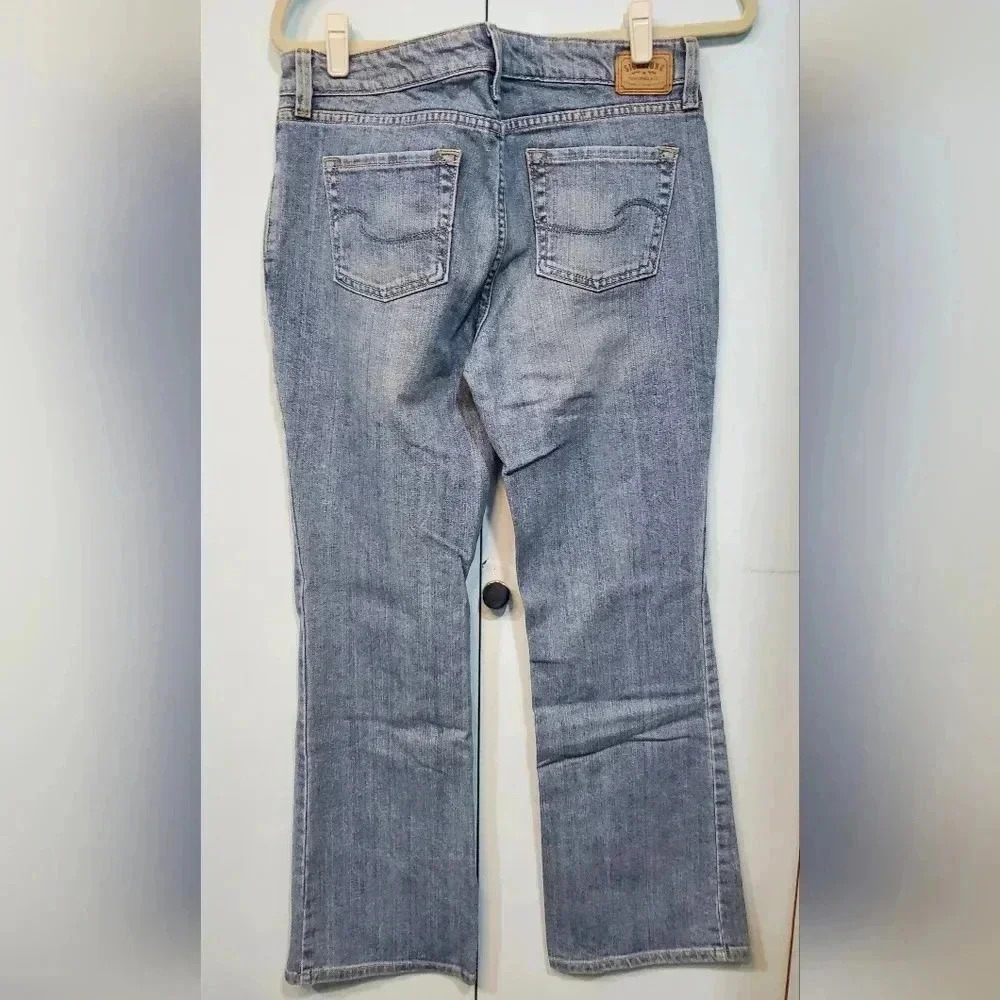 Levi Signature, low rise boot cut size 8 Missus - Picture 3 of 3